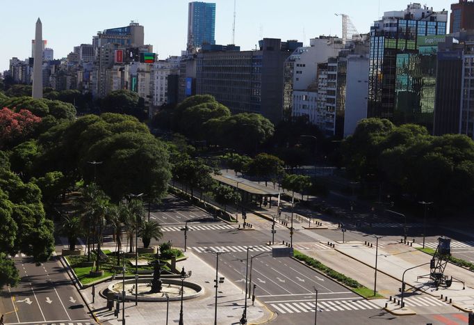 Prázdná hlavní třída v centru Buenos Aires.