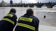 Hasiči sledují 29. března zvýšenou hladinu Vltavy na pražské Kampě