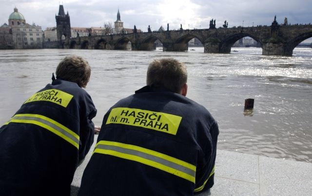 Hasiči sledují 29. března zvýšenou hladinu Vltavy na pražské Kampě