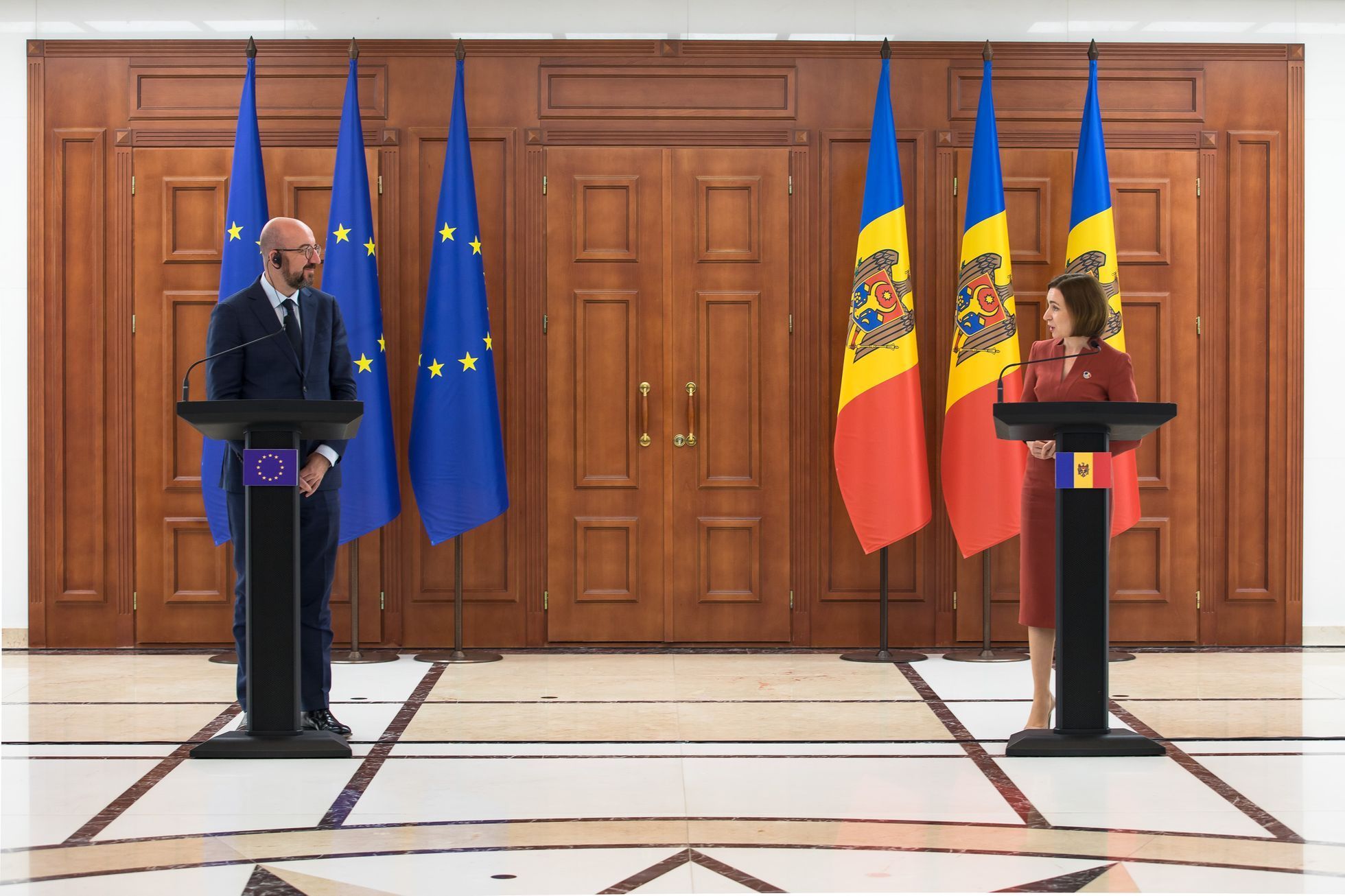 Moldavsko - Charles Michel, předseda Evropské rady, Maia Sanduová, prezidentka Moldavska