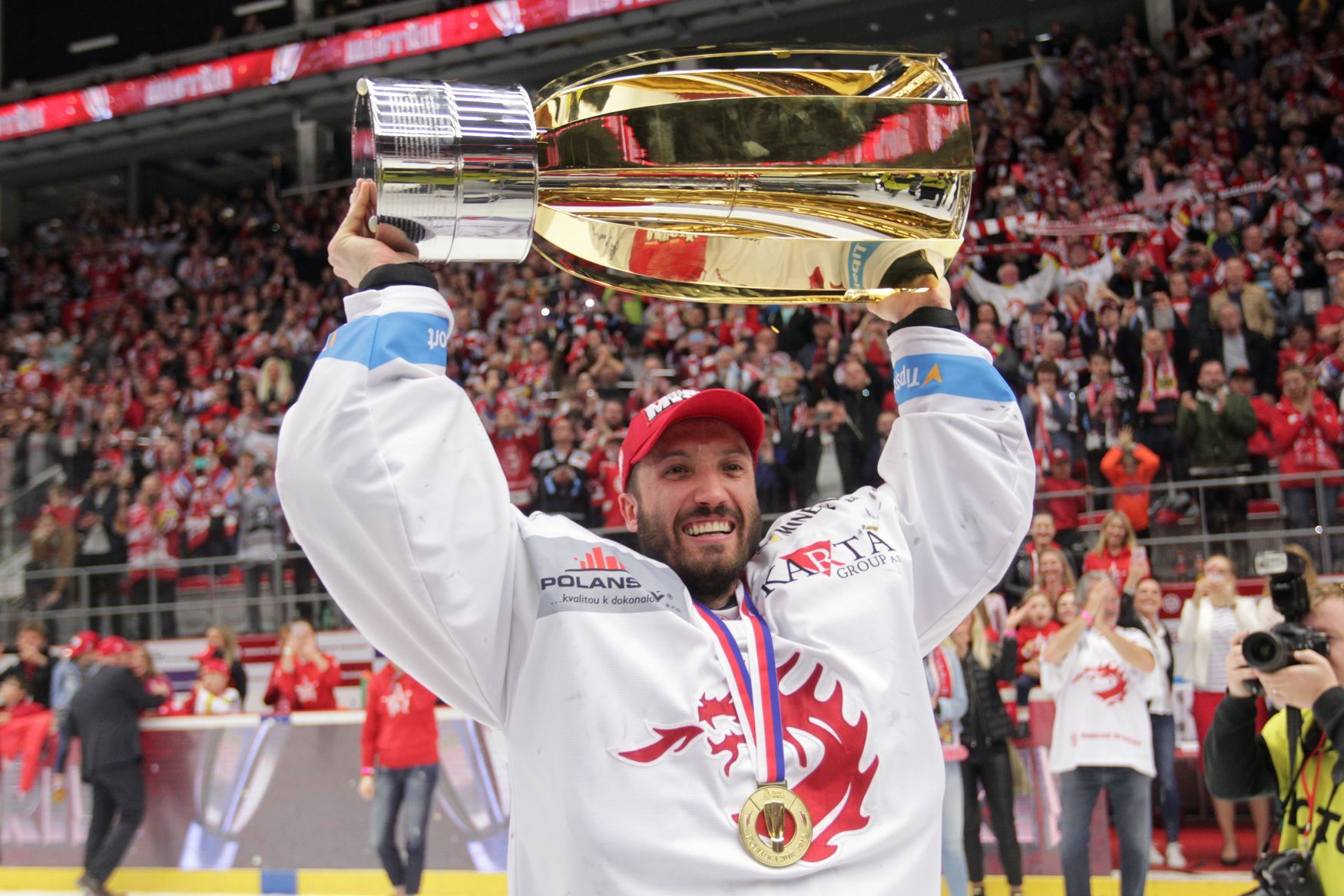 Finále hokejové extraligy 2018/19: Šimon Hrubec (Třinec) s pohárem pro vítěze