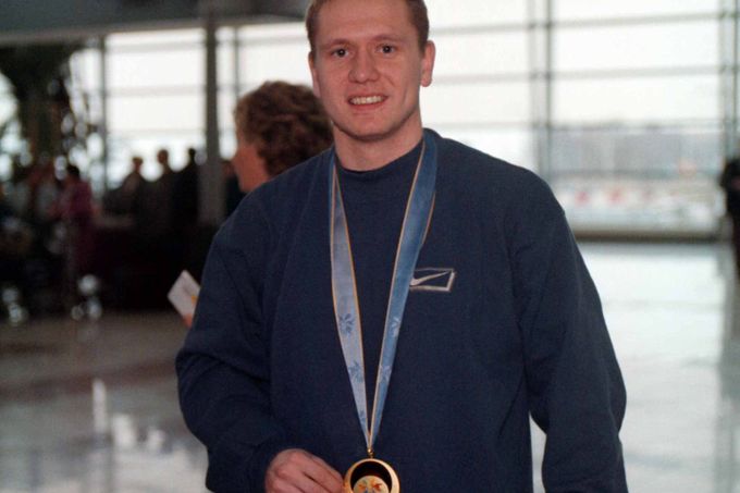 Jan Čaloun pózuje se zlatou medailí z olympiády v Naganu.