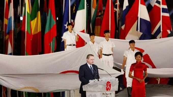 Předseda Mezinárodního olympijského výboru Jacques Rogge při slavnostním ceremoniálu k odpočítávání posledního roku do zahájení olympiády v Pekingu.