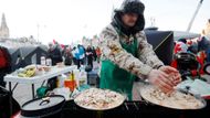 Přístup k demonstrantům zpřísnila i policie a lidem zakázala nosit jim jídlo či palivo. Na snímku příprava večeře na provizorním tábořišti u kanadského parlamentu. Protest začal už před týdnem jako demonstrace řidičů kamionů proti povinnému očkování. Vakcínu potřebují, když přejíždějí hranici se sousedními Spojenými státy. Postupně přerostl do hnutí nesouhlasícího s omezeními, která zavedla vláda premiéra Justina Trudeaua.