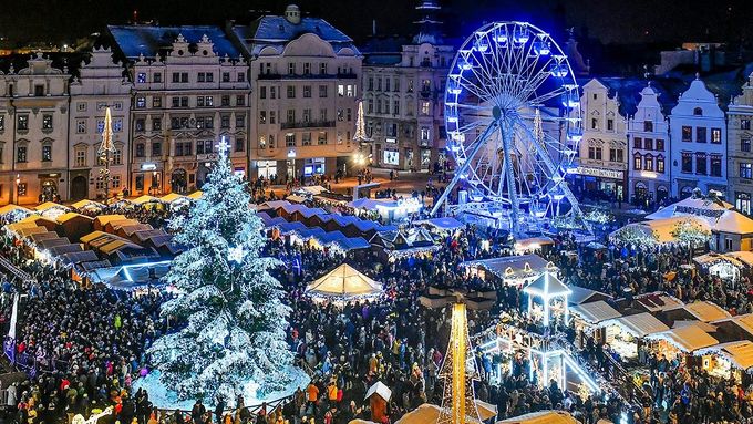 Obrazem: Vánoční stromy rozzářily česká náměstí. Lákají trhy, koncerty i bruslení