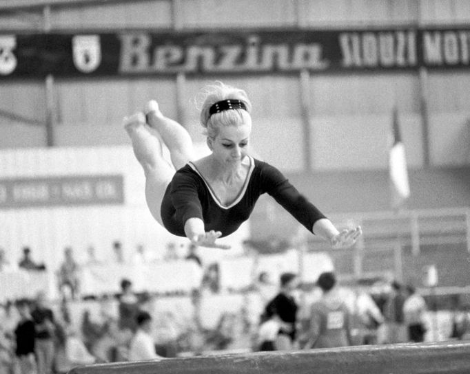 Československá gymnastka Věra Čáslavská  při  přeskoku  na mistrovství ČSSR 1968.