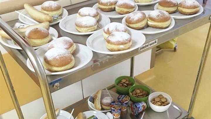 Kromě koblih a omáček i zdravá jídla. Ministerstvo začíná měnit stravu v nemocnicích