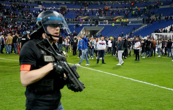 Řádění fanoušků před zápasem Lyon - Besiktas