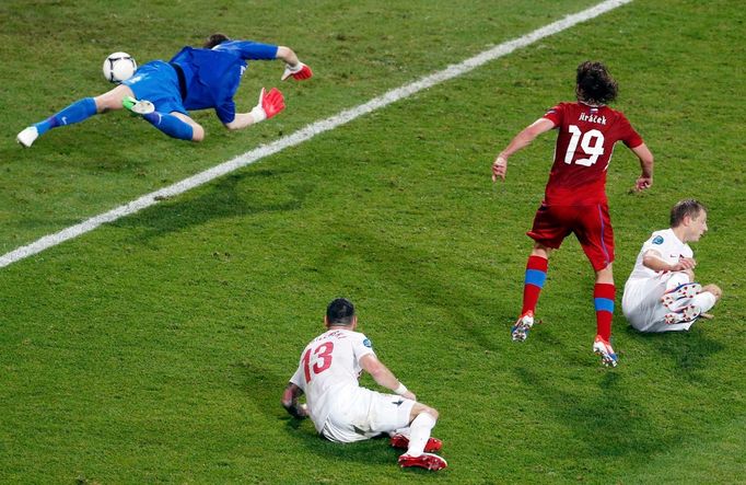 Český fotbalista Petr Jiráček střílí gól za záda Poláka Przemyslawa Tytona v utkání skupiny A na Euru 2012.