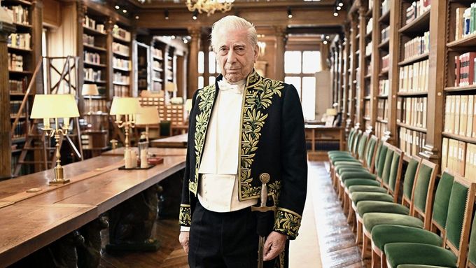 Mario Vargas Llosa, nositel Nobelovy ceny za literaturu za rok 2010, pózuje 9. února 2023 se svým akademickým mečem v knihovně Francouzské akademie v Paříži.