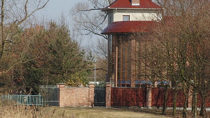 Načerno postavená vila podnikatele Miloše Holečka v Pardubicích