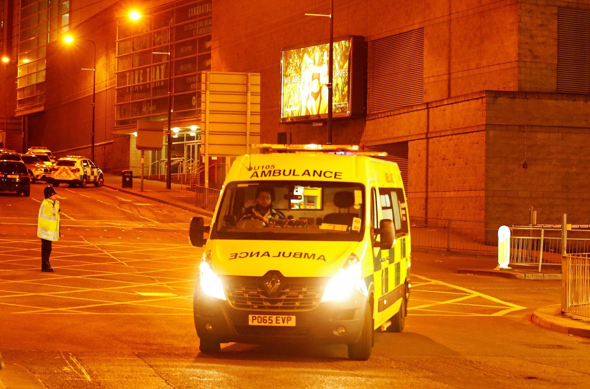 Záchranáři zasahují po výbuchu na koncertu v Manchesteru