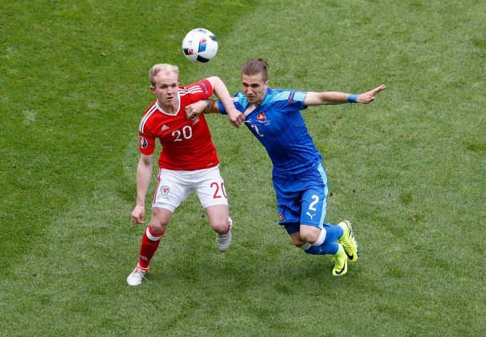 Euro 2016, Slovensko-Wales: Peter Pekarík - Jonathan Williams