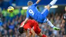 Fotbalista Chelsea Fernando Torres letí přes Nuriho Sahina v utkání proti Liverpoolu v anglické Premier League 2012/13.