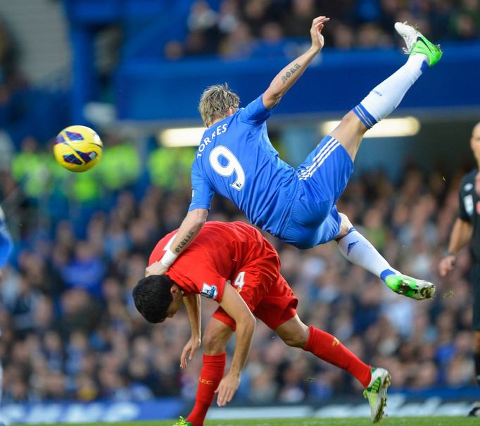 Fotbalista Chelsea Fernando Torres letí přes Nuriho Sahina v utkání proti Liverpoolu v anglické Premier League 2012/13.