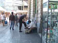 Čističi bot v centru Atén přicházejí o klienty, turisté se do řecké metropole nehrnou.