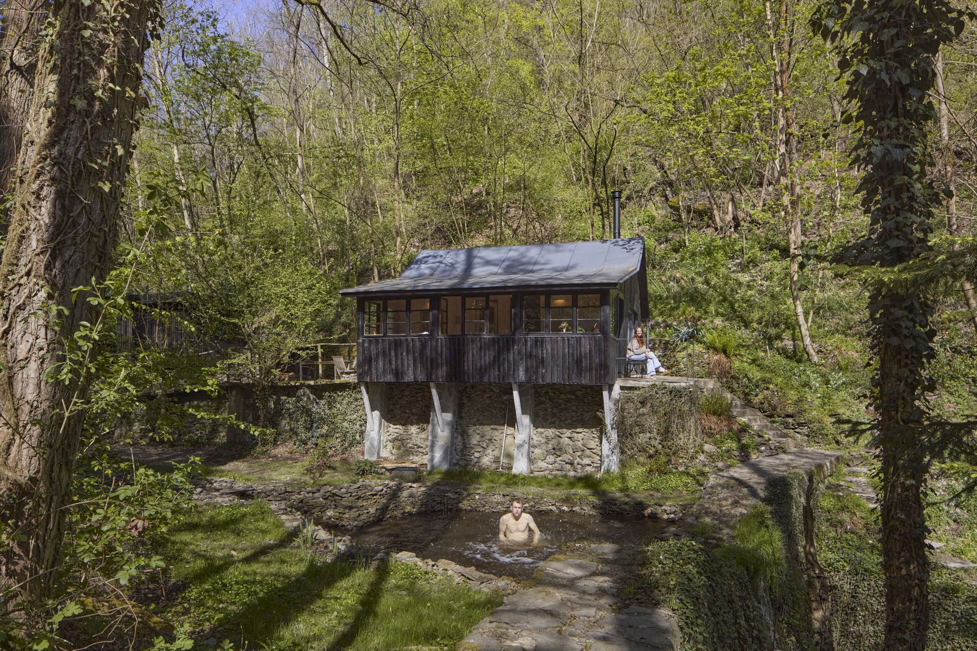 chata na vodopádu, bydlení, chata, chalupa, příroda, ubytování