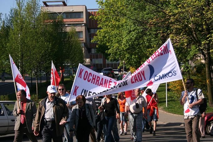 K protestům v Ústí se přidali i odboráři, místní i ti z Drážďan. I tam totiž obdobné „pietní" pochody znají. V únoru se změnil v pouliční boje. 