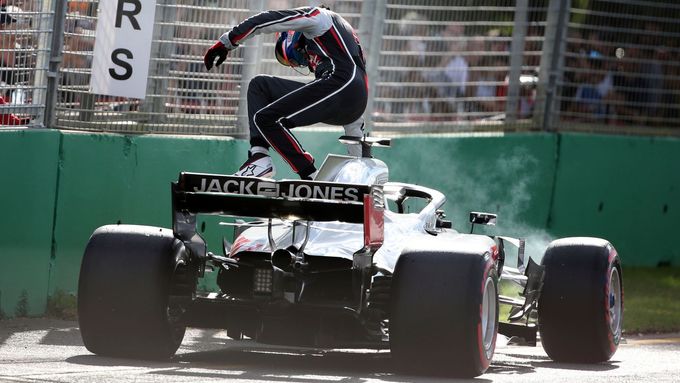 Skokem Romaina Grosjeana z kokpitu Haasu skončilo zpočátku tak úspěšné působení amerického týmu v Grand Prix Austrálie.