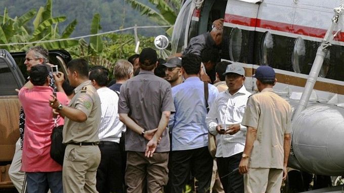 Rudého Khméra Nuon Cheu vyzvedli přímo v jeho domě. Vrtulníkem pak - doprovázen ozbrojenci i úředníky - odlětěl do kambodžského hlavního města Phnompenhu.