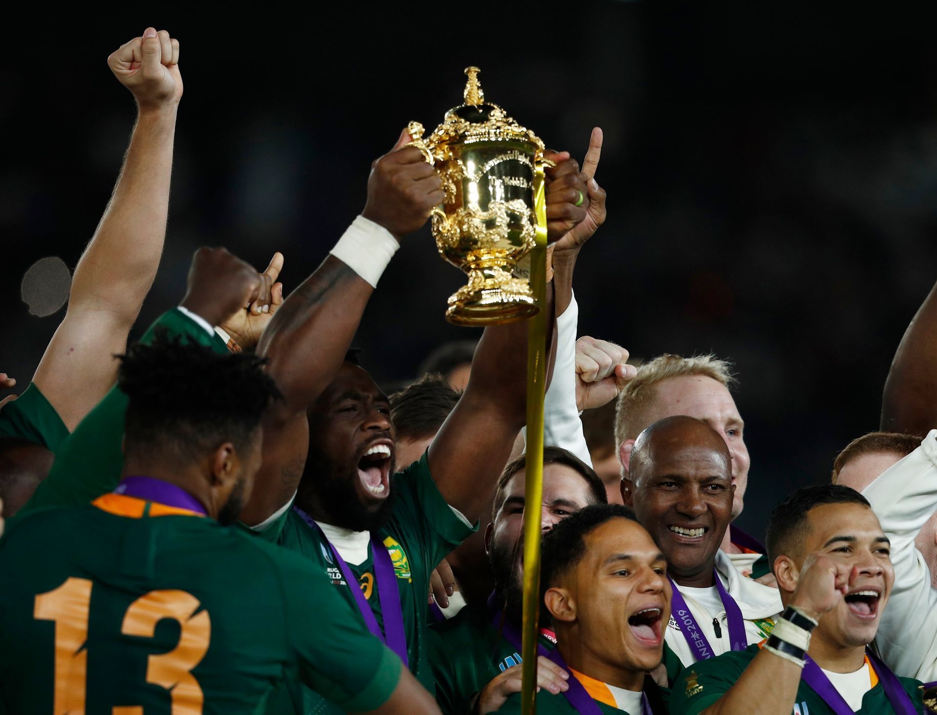 Jihoafričan Siya Kolis slaví titul mistrů světa po finále MS 2019 s Anglií
