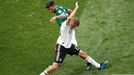 Thomas Müller a Carlos Vela v zápase Německo - Mexiko na MS 2018