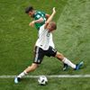 Thomas Müller a Carlos Vela v zápase Německo - Mexiko na MS 2018