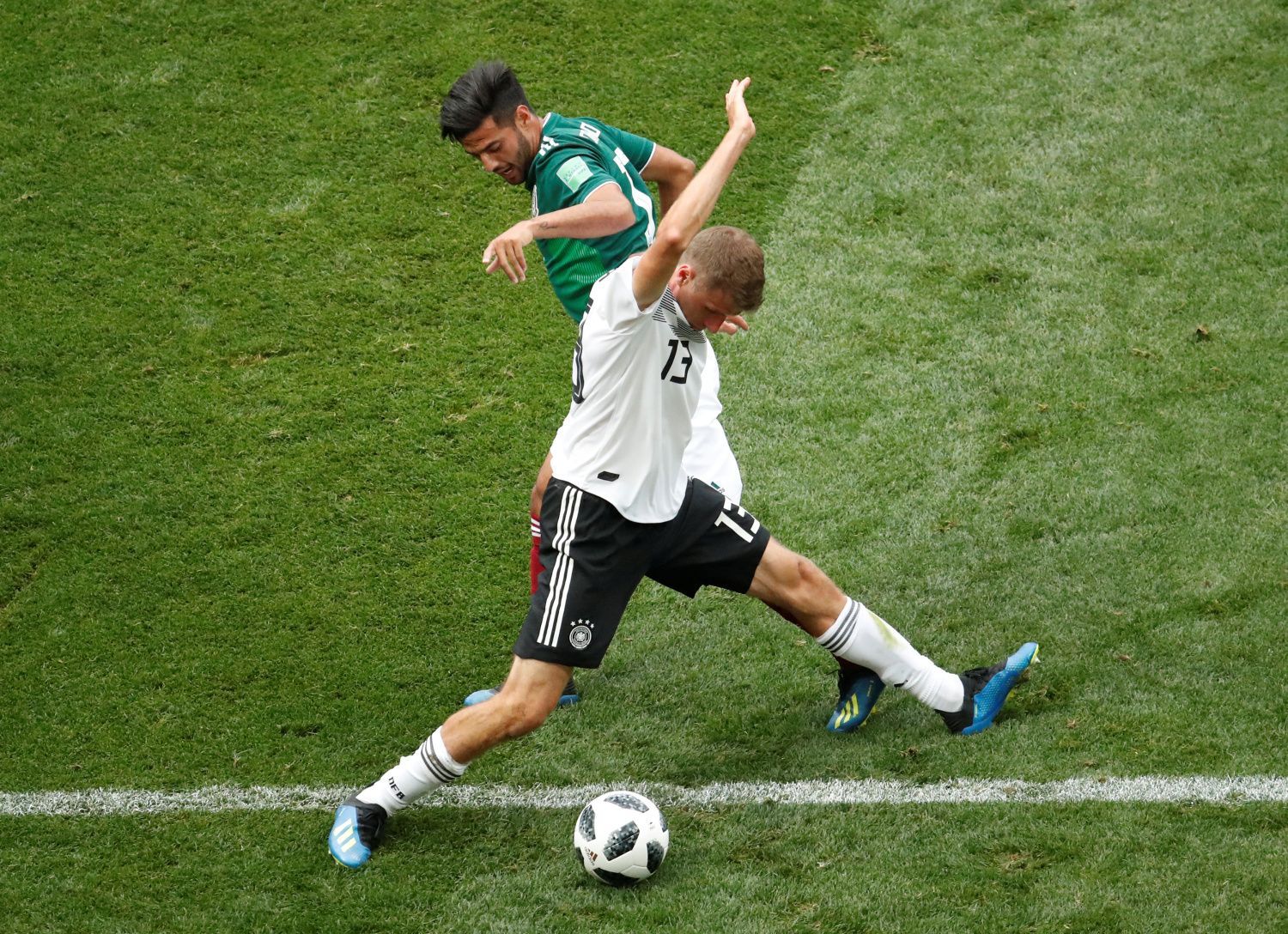 Thomas Müller a Carlos Vela v zápase Německo - Mexiko na MS 2018