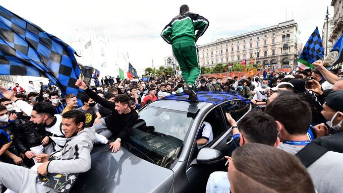 Fanoušci Interu slaví v ulicích Milána zisk ligového titulu