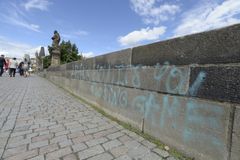 Pražský Karlův most se stal terčem vandalů. Nasprejovali na něj nápisy