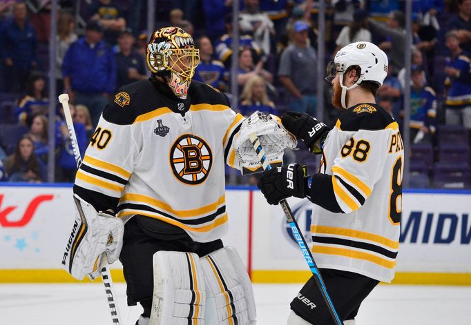 Útočník David Pastrňák slaví s brankářem Tuukkou Raskem vítězství v šestém utkání finálové série Stanley Cupu proti St. Louis