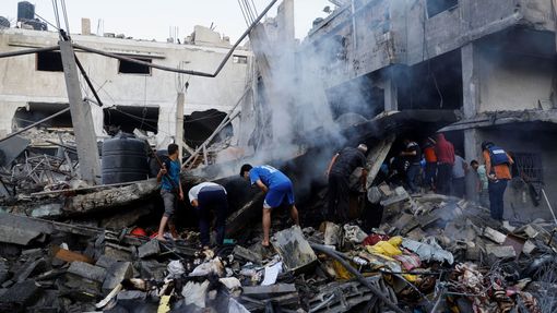 Palestinci hledají pod troskami domů zničených při odvetném útoku Izraele přeživší.