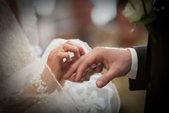 Novomanželé vystavili účet svatebčanům, kteří chyběli na hostině. Dluží jim pět tisíc