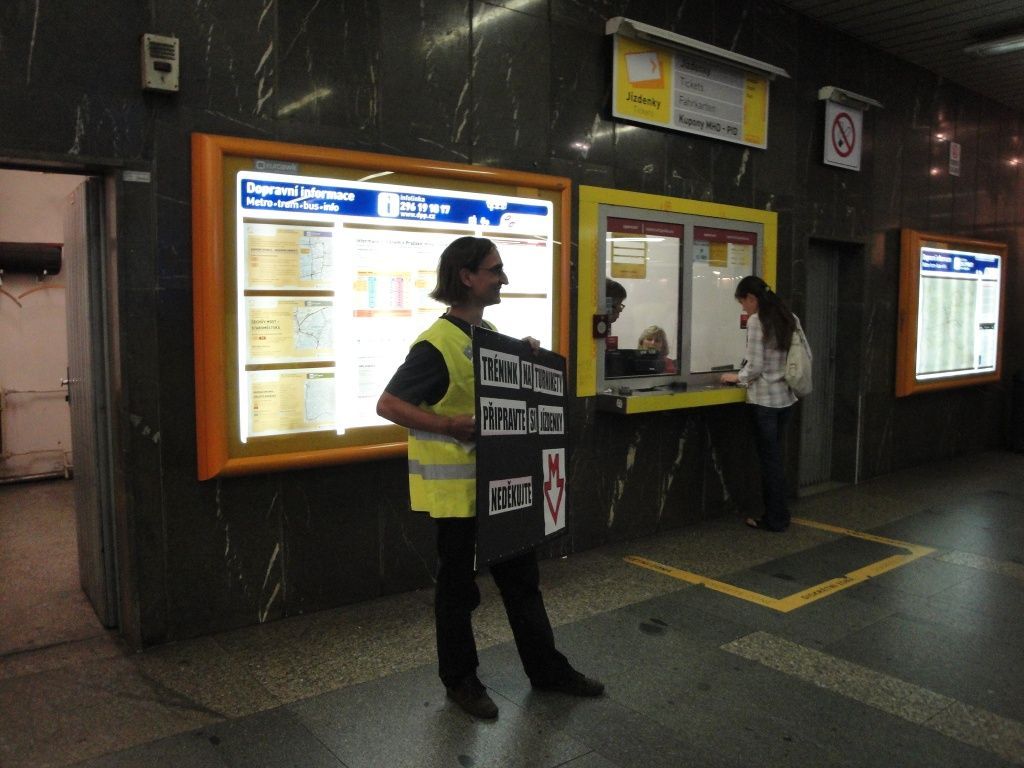 Pirátská akce proti turniketům v metru