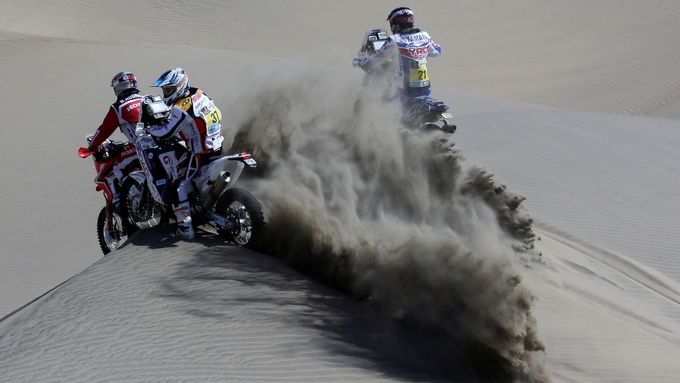 Souboj s peruánskými dunami byl zvlášť po motocyklisty náročný. Podívejte se, jak jej účastníci Dakaru zvládli.