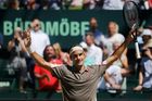Federer získal na trávě v Halle jubilejní desátý titul. Vyhrál už 102 turnajů