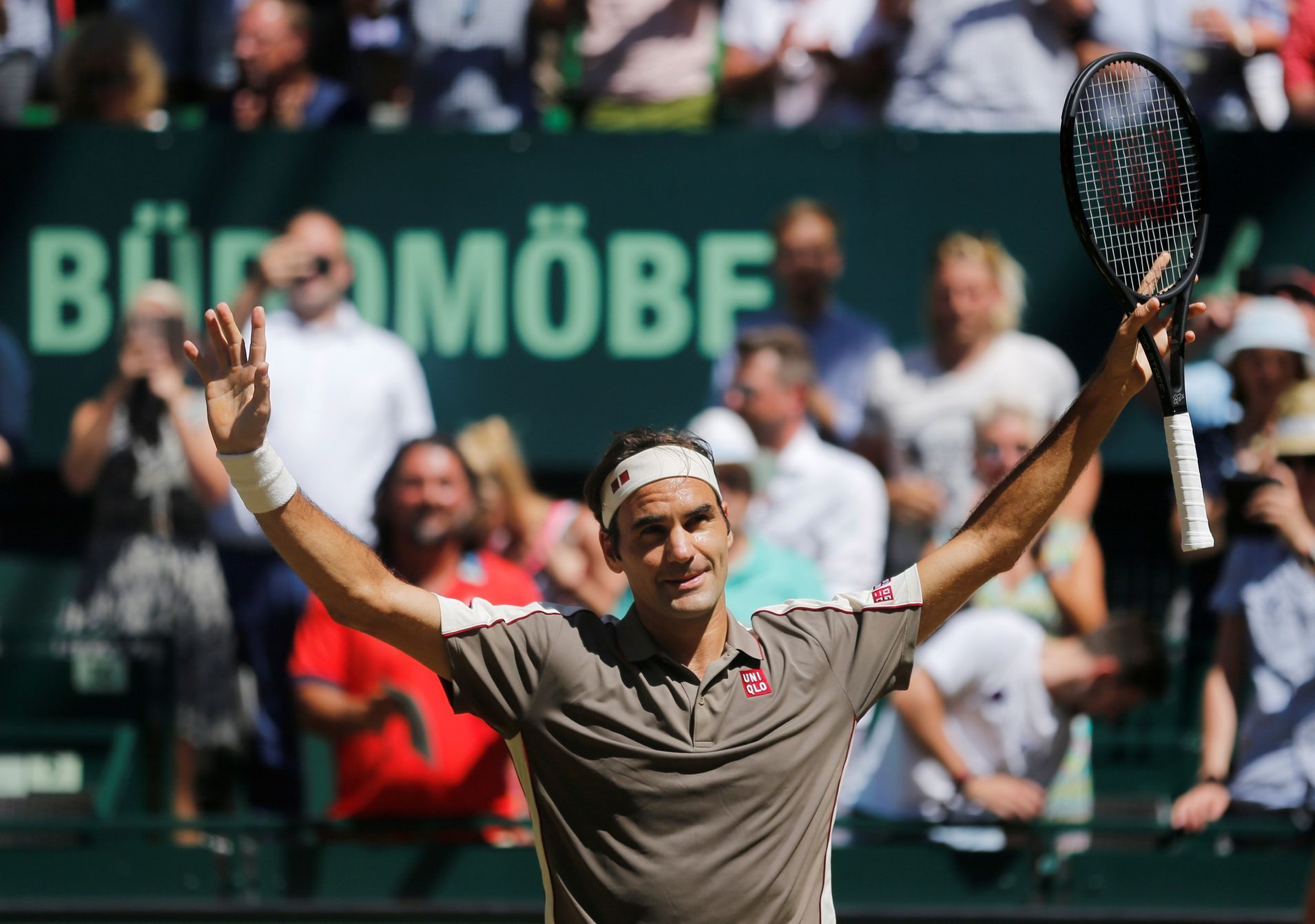 Roger Federer vítězí na turnaji v Halle (2019).