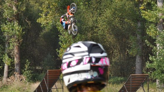 Areál Kačák za humny Benešova byl včera cílem cesty řady českých freestylových motokrosařů , kteří zde ladili formu na pokračování jejich téměř nekonečné sezony.