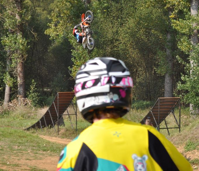 Trénink FMX v Benešově: Martin Koreň (ve vzduchu) a Radek Bílek