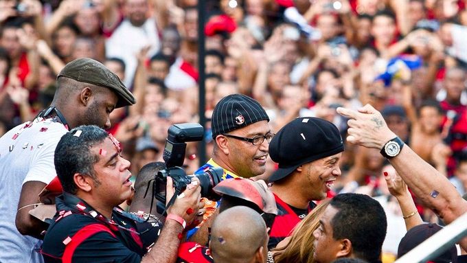 Hvězdného Ronaldinha vítaly v Rio de Janeiru davy fanoušků