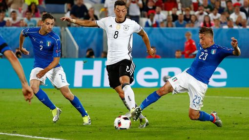 Euro 2016, Německo-Itálie: Mesut Özil dává gól na 1:0