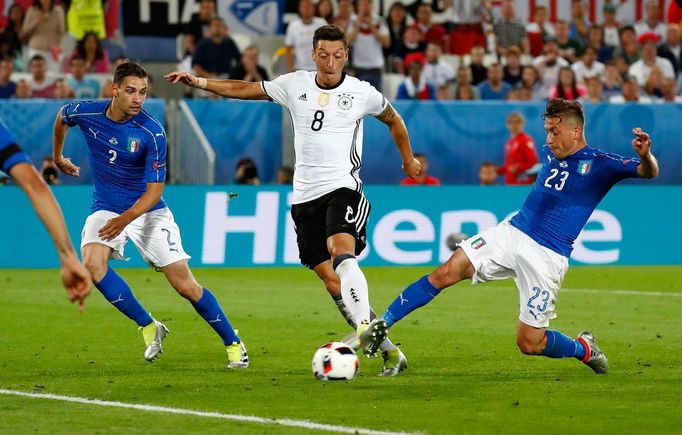 Euro 2016, Německo-Itálie: Mesut Özil dává gól na 1:0