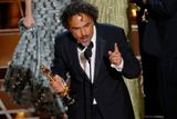 Alejandro Gonzáles Iňárritu s Oscarem pro nejlepšího režiséra za film Birdman.