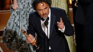 Alejandro Gonzáles Iňárritu s Oscarem pro nejlepšího režiséra za film Birdman.