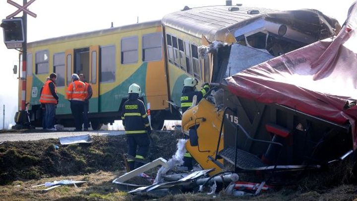 Na Karlovarsku se čelně střetly dva vlaky. Tři lidé zemřeli, dalších 30 je zraněných