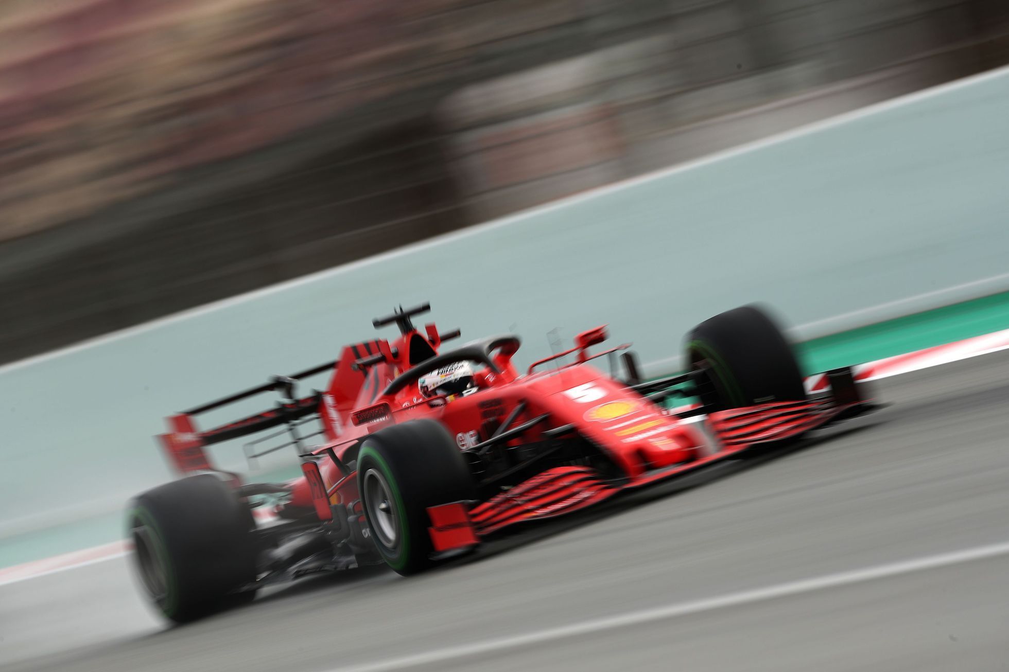 Pilot Ferrari Sebastian Vettel při předsezonních testech v Barceloně 2020
