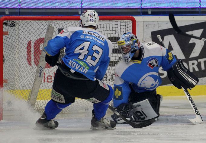 Hokej, Plzeň - Zlín: Jan Kovář a Marek Mazanec - gól na 1:3