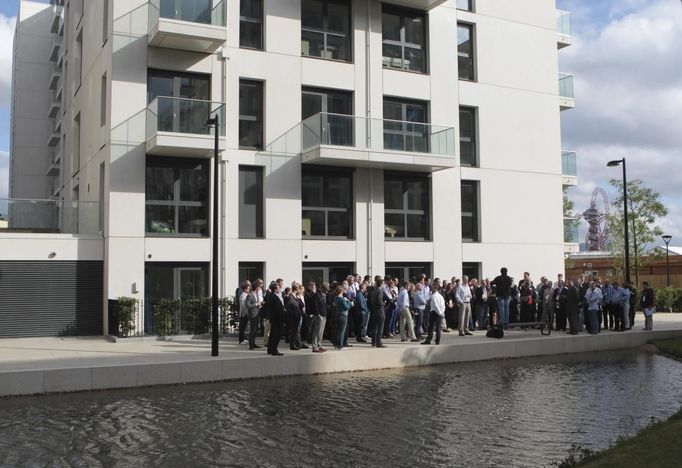 Visitors are shown around the wetlands area of the Olympic Village built for the London 2012 Olympic Games in Stratford, east London on June 29, 2012. The village will accomodate up to 16,000 athletes and officials from more than 200 nations. Picture taken June 29, 2012. REUTERS/Olivia Harris (BRITAIN - Tags: SPORT OLYMPICS BUSINESS CONSTRUCTION CITYSPACE) Published: Čer. 30, 2012, 12:02 odp.