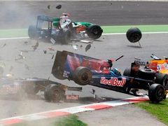 Hromadná havárie po startu Velké ceny Španělska, do níž se zapletli Sebastian Bourdais, Sebastien Buemi, Adrian Sutil a Nelson Piquet.