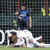 Fotbal, Evropská liga, Inter Milán - Tottenham Hotspur: Emmanuel Adebayor v obětí spoluhráčů